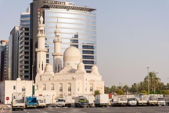 Estacionamiento frente a la Mezquita Al Yaqub en Dubái.