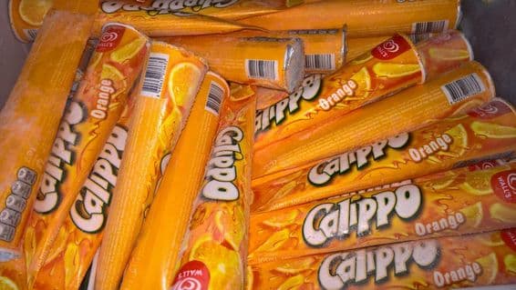 Palitos de helado Calippo en el congelador en Dubái.