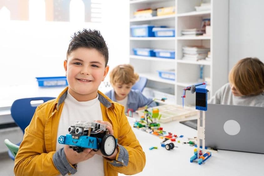 Niños construyendo y programando un robot.