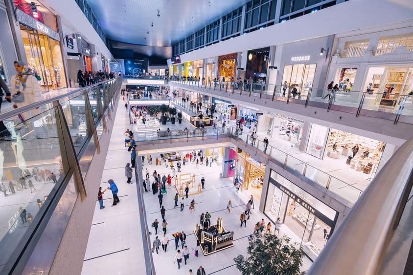 Vista interior del Dubai Mall con varias tiendas y visitantes.