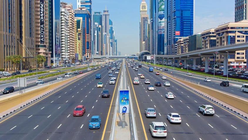 Una transitada Sheikh Zayed Road en Dubai.