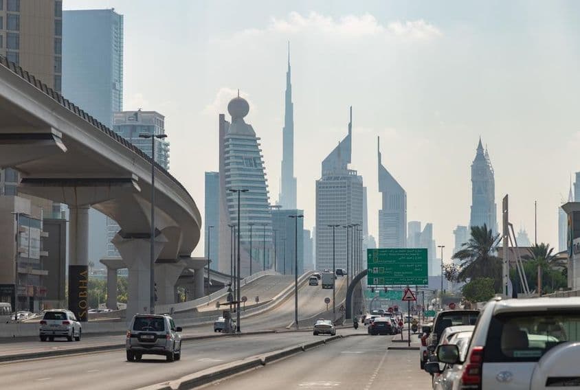 Calle Sheikh Khalifa Bin Zayed, vista hacia los rascacielos del distrito del Centro de Comercio.
