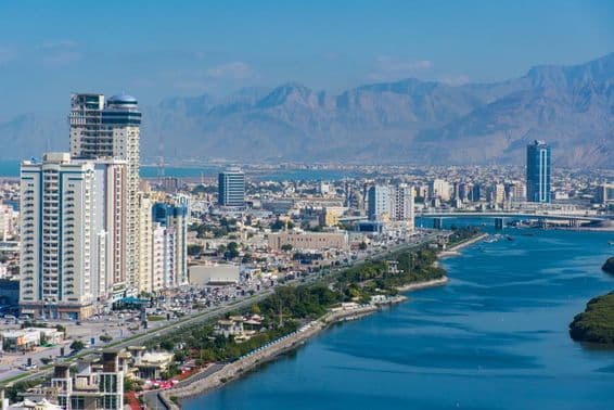 Ras al Khaimah al norte de Dubai, con vista a la ciudad y Jebal Jais.