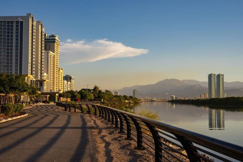Vista del Emirato de Ras al Khaimah en la parte norte de los Emiratos Árabes Unidos.