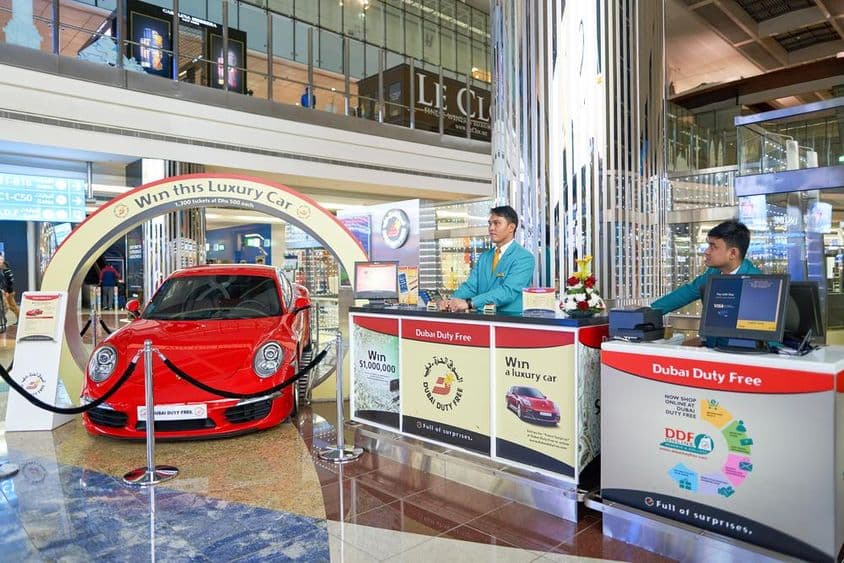 Coche de premio dentro del Aeropuerto Internacional de Dubái.