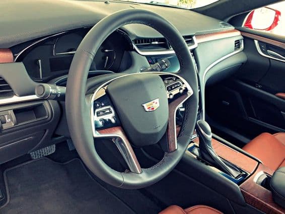 Interior notablemente elegante de un coche Cadillac.