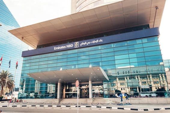 El edificio torre de Emirates NBD en Dubái.