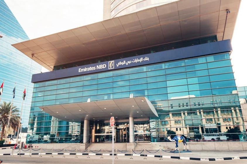 El edificio torre de Emirates NBD en Dubái.