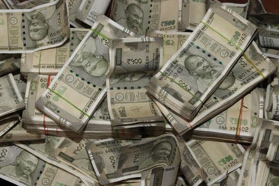 Pilas de billetes de moneda india, 500 rupias.