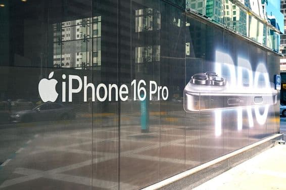iPhone 16 PRO en una vitrina de tienda.