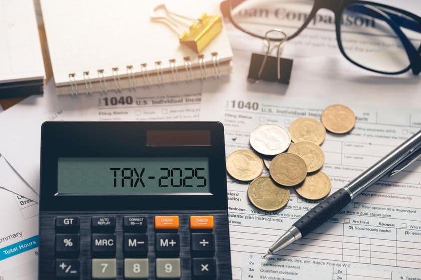 Calculadora de impuestos 2025 con formulario, planificación y estado de ganancias contable.