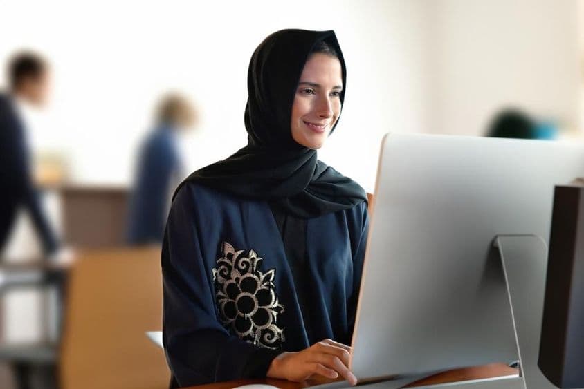 Maestra árabe en la escuela vistiendo abaya e hiyab.