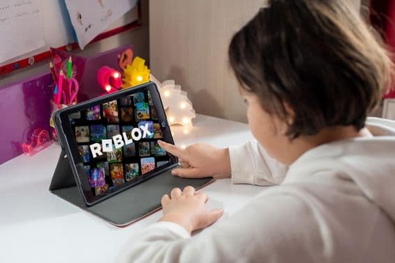 Niña joven jugando a Roblox.