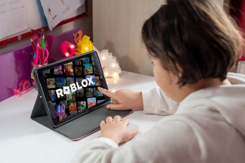 Niña joven jugando a Roblox.