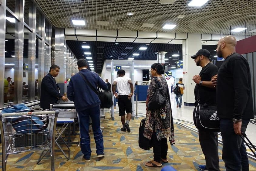 Viajeros aéreos pasan por controles de seguridad en el Aeropuerto Internacional de Dubái.