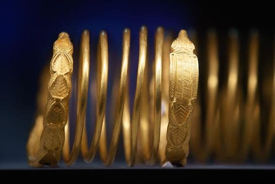 Pulseras de oro macizo en exhibición.