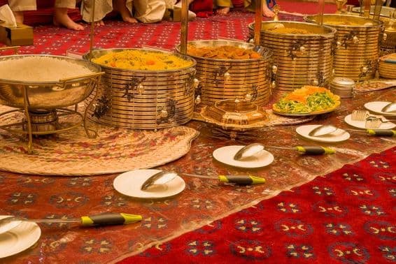 Vista de la mesa de festín dorada preparada para los invitados en Dubái.