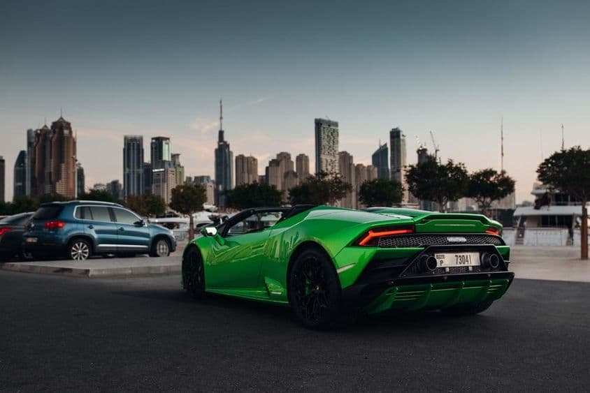 Lamborghini Huracan Spyder en un estacionamiento de puerto.
