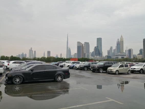 Después de una fuerte lluvia, el agua de lluvia se acumula en el suelo en un área de estacionamiento de un país desértico.