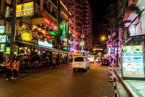 Calle Burgos en la ciudad de Makati, Manila, Filipinas.