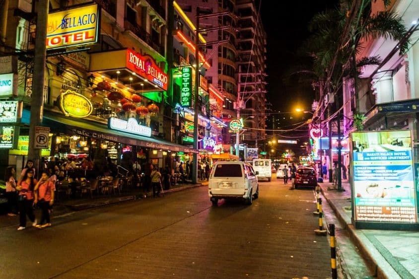 Calle Burgos en la ciudad de Makati, Manila, Filipinas.