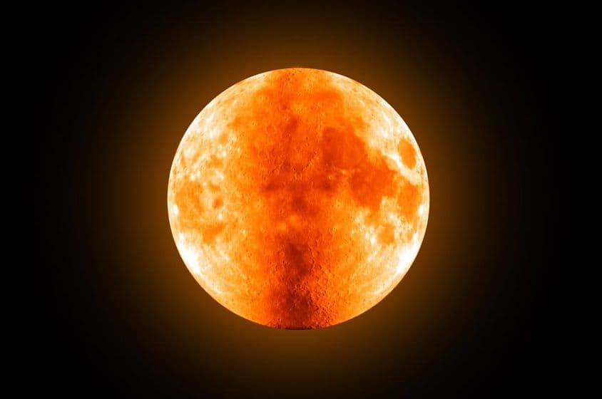 Luna llena roja en el cielo.