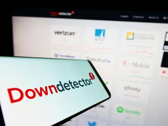 La pantalla frente a un sitio web que muestra la plataforma en línea Downdetector.