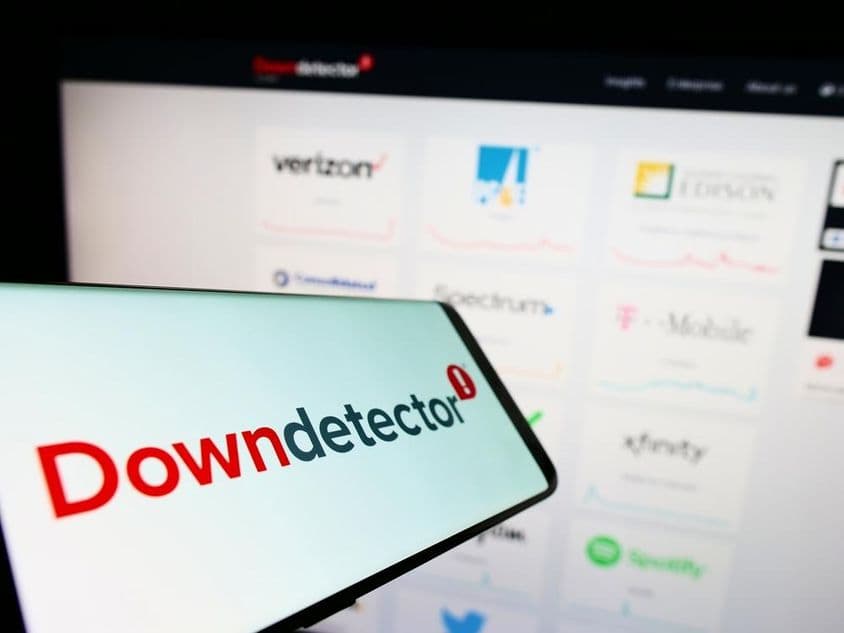 La pantalla frente a un sitio web que muestra la plataforma en línea Downdetector.