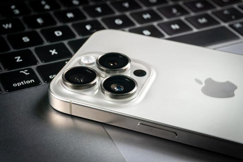 Moderno smartphone Apple iPhone 15 Pro y laptop Apple Macbook Pro.