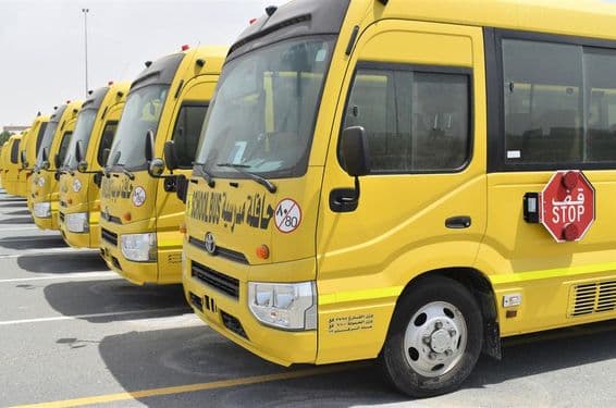 Varios autobuses escolares amarillos alineados en un estacionamiento en Dubái.