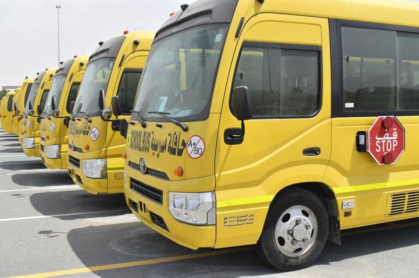 Varios autobuses escolares amarillos alineados en un estacionamiento en Dubái.