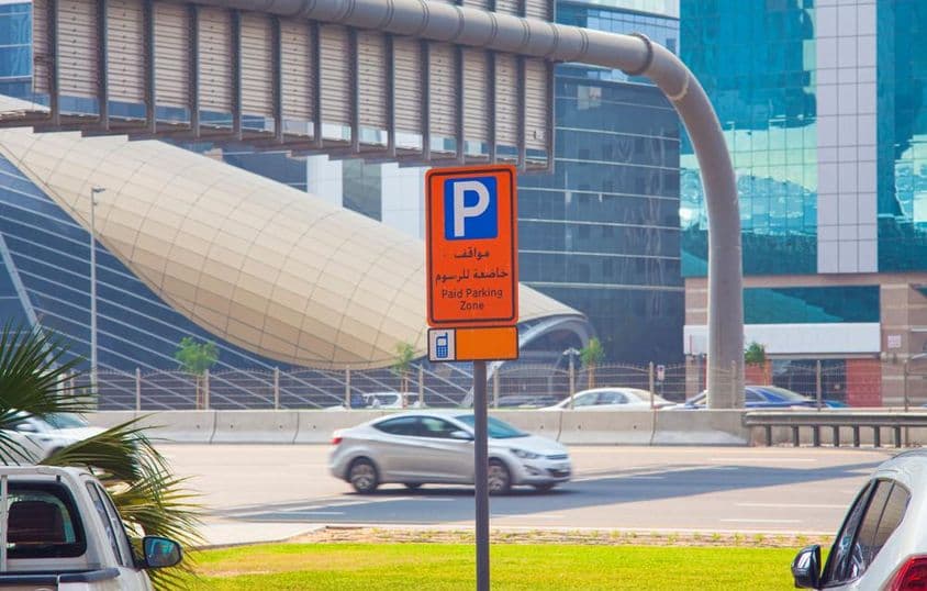 Señal de estacionamiento pagado en una calle de Dubái.