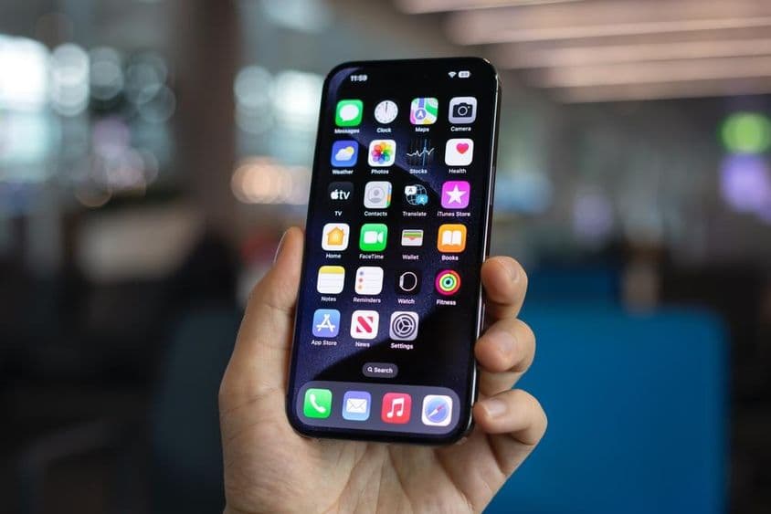 Hombre sosteniendo un iPhone 15 Pro Max.
