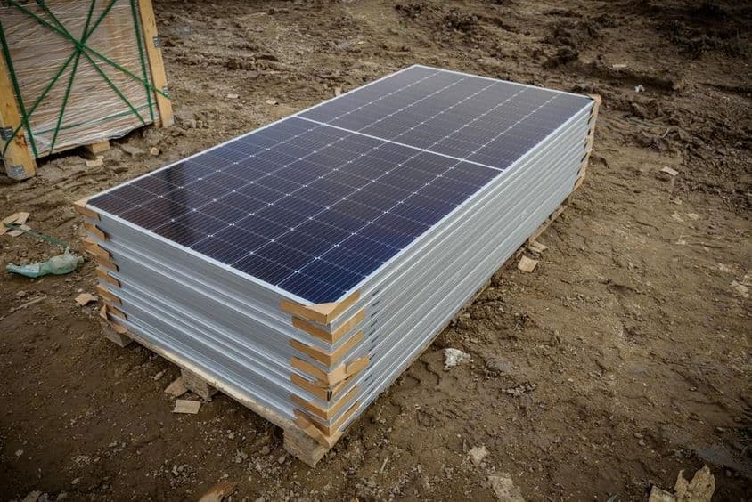 Nuevos paneles solares listos para su instalación.