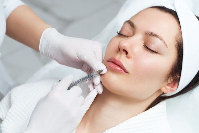 Procedimiento de aumento y corrección de labios en un salón de estética.