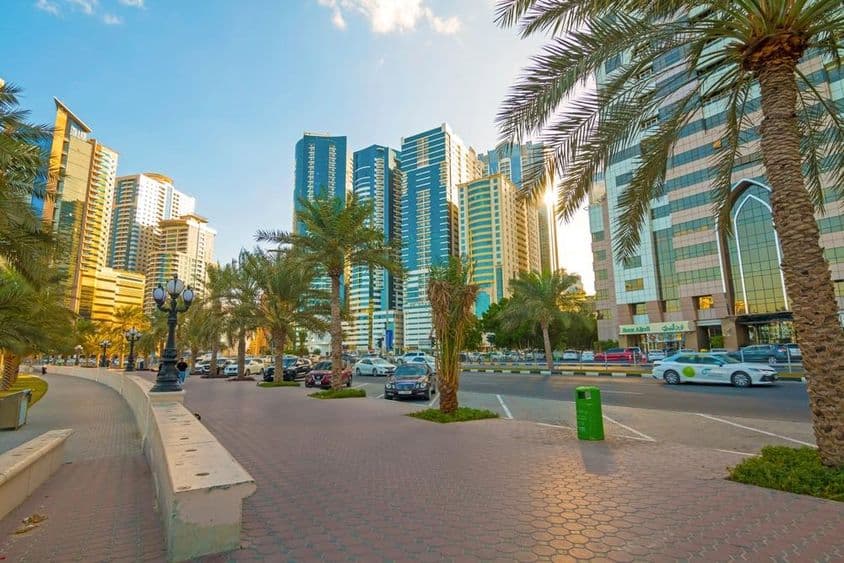 Horizonte de la ciudad de Sharjah al amanecer.