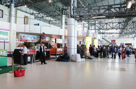 KATMANDÚ, NEPAL Aeropuerto Internacional Tribhuvan, terminal doméstica.