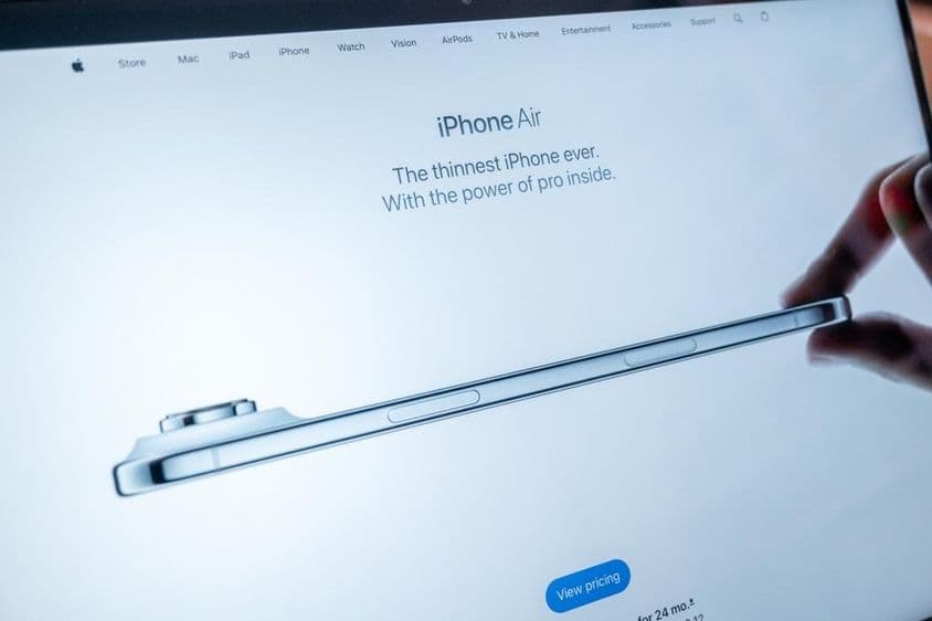 La página de inicio del iPhone Air en el sitio web de Apple mostrada en la pantalla de un MacBook.