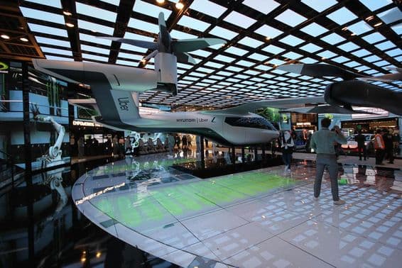 Modelo de taxi aéreo Hyundai Uber de tamaño completo exhibido en el pabellón de Etisalat.