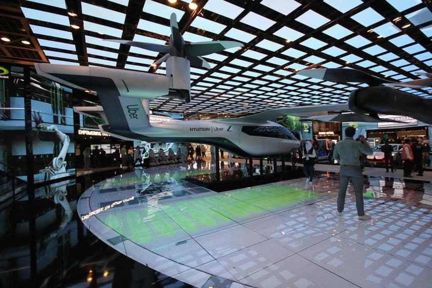 Modelo de taxi aéreo Hyundai Uber de tamaño completo exhibido en el pabellón de Etisalat.