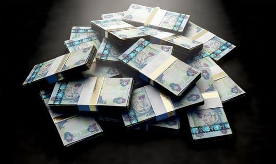Un montón de billetes de dirham esparcidos al azar.