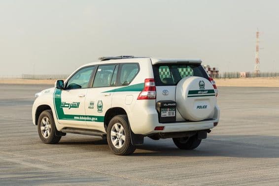 Un coche de policía de Dubai esperando.