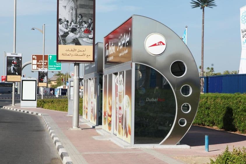 Paradas de autobús con aire acondicionado en Dubái.
