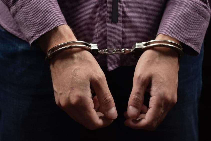 Ladrón arrestado con esposas por robo y fraude.