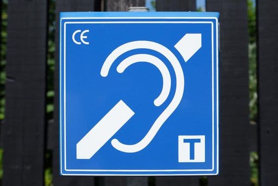 Un bucle de inducción de audio asistiendo a usuarios de audífonos.