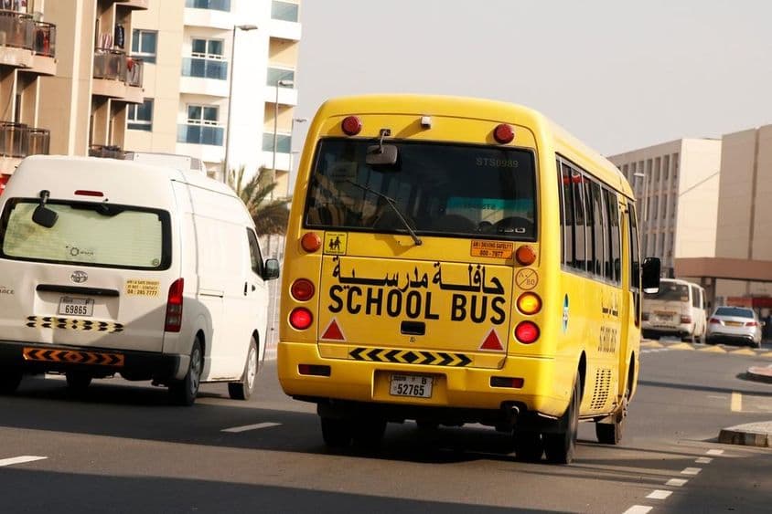 Autobús escolar amarillo en Dubái para transporte estudiantil.