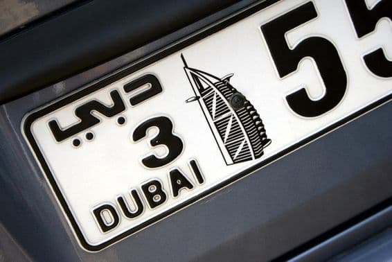 Matrícula de Dubai en un coche.