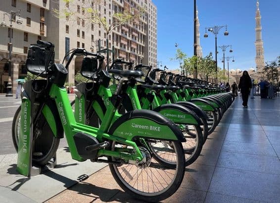 Una fila de bicicletas Careem en una estación de acoplamiento.