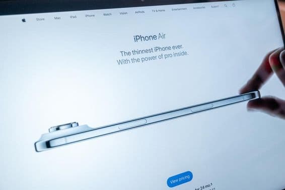 La página de aterrizaje del iPhone Air apareciendo en una pantalla de MacBook en el sitio web de Apple.