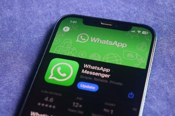 Logo de WhatsApp en la pantalla de un iPhone.